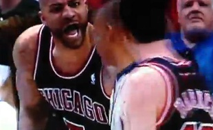 Capture d'écran de Carlos Boozer, mettant involontairement un coup de poing dans les parties de l'arbitre contre Dallas le 30 avril 2013.