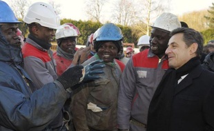 Europe 1 a affirmé vendredi que des ouvriers avaient été appelés en renfort d'autres sites pour gonfler les effectifs d'un chantier de construction de logements visité la veille par Nicolas Sarkozy à Mennecy (Essonne), ce que la présidence a catégoriquement démenti.