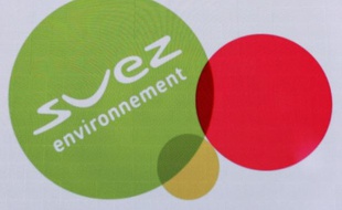 Les groupes Suez Environnement et Veolia Environnement ont démenti samedi soir, dans des communiqués séparés, travailler à un rapprochement après des spéculations et des informations de presse sur le sujet.