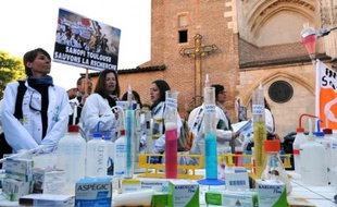Le groupe pharmaceutique Sanofi se penche mardi sur l'avenir de sa branche Recherche et Développement et du site de Toulouse, à l'occasion de la présentation par la direction d'un plan de restructuration prévoyant la suppression de 207 postes en France d'ici à la fin 2015 et le passage à l'autonomie du site toulousain en cinq ans.