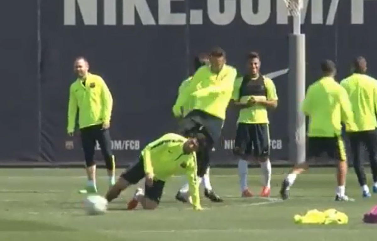 VIDEO. Neymar met un coup de pied aux fesses de Luis Suarez