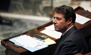 L'ex-ministre de l'Industrie Christian Estrosi a plaidé mardi pour un report de l'élection du président du groupe UMP à l'Assemblée, le temps de retrouver son siège de député et d'avoir "une visibilité" sur l'attitude des centristes, qui envisagent de créer leur propre groupe.