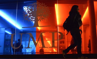 Passants devant le siège de l'UMP à Paris le 29 novembre 2014.