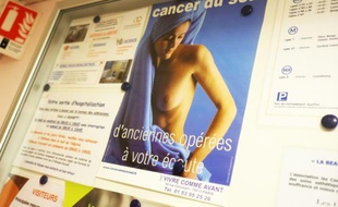 Affiche sur le cancer du sein à l'Institut Curie à Paris le 4 novembre 2014