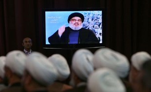 Le chef du Hezbollah Hassan Nasrallah s'exprime devant ses partisans en vidéo, à Beyrouth le 17 avril 2015.
