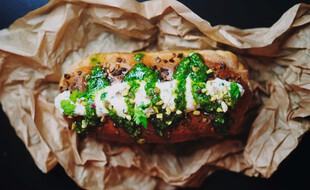 Le Gone, saucisson brioché au pesto de pistache, est l'une des quatre variétés de Dodus.