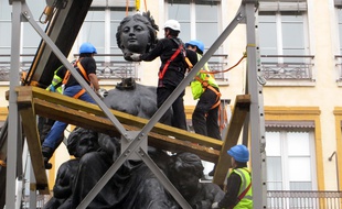 La statue d'Amphitrite, composant le haut de la fontaine des Terreaux, a été reposée mardi 3 octobre 2017.