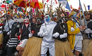 Illustration du carnaval de Dunkerque, avec es «Noirs» au premier plan.