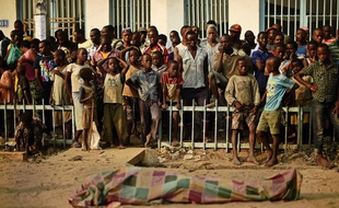 Des enfants devant un corps recouvert à Kinama, au Burundi. 22/07/15