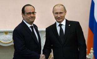 Le président français François Hollande (g) et russe Vladimir Poutine, le 24 avril 2015 à Erevan