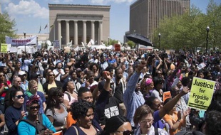 Manifestation dans les rues de Baltimore, le 2 mai 2015 pour dénoncer les violences policières après la mort du jeune Freddie Gray