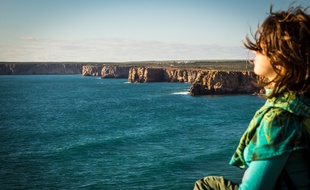 Illustration d'une femme devant la mer