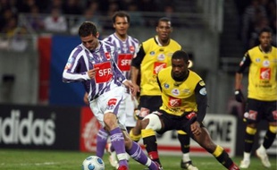 Xavier Pentecôte aux prises avec les Lillois, en quart de finale de la Coupe de France.