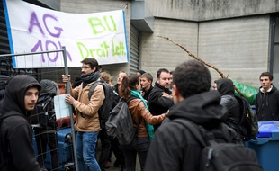 Des étudiants avaient déjà tenté de bloquer l'accès au campus universitaire de Grenoble, jeudi dernier à Saint-Martin-d'Hères. JEAN-PIERRE CLATOT