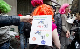 Action du collectif Jeudi Noir dans des locaux de FNAIM à Paris, le 12 juin 2013 pour protester contre les tarifs abusifs des honoraires pratiqués par les agences immobilières.