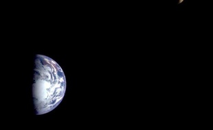 Un astéroïde de la taille d'un bus a frôlé la Terre vendredi, ont affirmé les experts du Minor Planet Center, un organisme qui traque ces objets dans le système solaire, assurant cependant qu'ils n'avaient jamais été inquiets quant à la possibilité d'un éventuel impact.