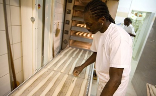 Djibril Bodian, boulanger au 38, rue des Abbesses (18e), en 2010, année où il avait déjà reçu le titre de meilleurs baguette de Paris.