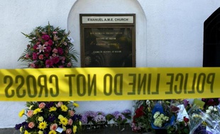 Des fleurs et un ruban de la police devant l'église Emanuel de Charleston, où 9 paroissiens ont été abattus, le 18 juin 2015