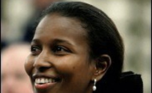 Ayaan Hirsi Ali, députée libérale d'origine somalienne et critique virulente de l'islam, a annoncé mardi qu'elle démissionnait à l'instant de son mandat parlementaire et qu'elle quittait les Pays-Bas après une polémique autour de ses mensonges pour obtenir l'asile politique.