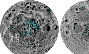 En turquoise, les flaques de glace d'eau présentes sur la Lune, au niveau des pôles.