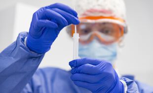 Un docteur réalisant un test PCR pour détecter le Covid-19.