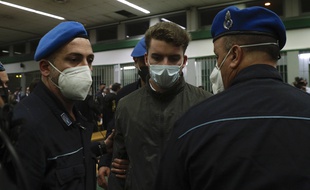 Gabriel Natale-Hjorth escorté par deux policiers pendant son procès à Rome, en mai 2021.