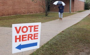 Un panneau indiquant un bureau de vote aux Etats-Unis.