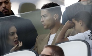 Cristiano Ronaldo avec sa compagne et son fils dans les tribunes du Juventus Stadium.