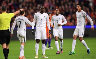 La joie tout en contrôle de Paul Pogba après son but lors de Pays-Bas-France (0-1), le 10 octobre 2016.