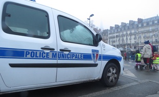 La police municipale a recueilli une jeune fille au pair choquée (Illustration).