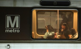 Des passagers dans le métro de Washington le 21 avril 2016