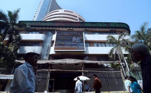 La Bourse de Bombay a fini lundi à son plus haut niveau historique et la roupie a progressé après que la victoire du principal parti d'opposition indien, réputé favorable au monde des affaires.