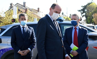 Gérald Darmanin, le ministre de l'Intérieur, à gauche du Premier ministre Jean Castex, à Rambouillet après l'assassinat d'une fonctionnaire de police, le 23 avril 2021.