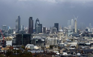 Les régulateurs bancaires enquêtant sur le scandale du Libor se penchent sur les liens entre les traders de la banque britannique Barclays, à l'origine du scandale, et ceux de quatre autres banques européennes, dont deux françaises, selon le Financial Times.