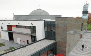 Associée à un centre culturel, la mosquée peut accueillir 1200 fidèles.