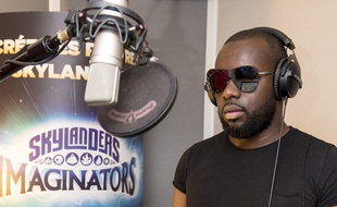 Maître Gims en pleine séance de doublage pour le prochain jeu vidéo Skylanders Imaginators.