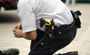 La Préfecture de police de Paris a confirmé lundi qu'un policier avait fait usage du Taser lors d'une intervention musclée des forces de l'ordre au centre de rétention administrative (CRA) de Vincennes il y a 15 jours, qui fait l'objet d'une double enquête de l'IGS.