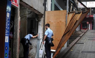 Le typhon Usagi, la plus puissante tempête tropicale de l'année dans le monde, a fait au moins 25 morts dans le sud de la Chine, et paralysé l'aéroport de Hong Kong où des dizaines de milliers de voyageurs restaient bloqués lundi.