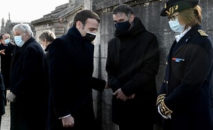 Emmanuel Macron au cimetière de Jarnac, avec Olivier Faure, le premier secrétaire du Parti socialiste.