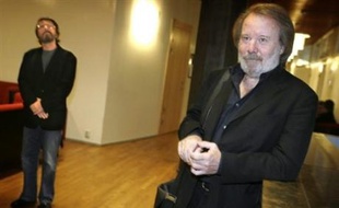 Deux des anciennes stars du groupe suédois ABBA ont annoncé lundi avoir réglé à l'amiable un long différend portant sur les droits d'auteur d'une de leurs comédies musicales, échappant ainsi à un procès en appel.