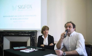 Anne Lauvergeon (g), présidente du conseil d'administration de la start-up Sigfox, aux côtés de son PDG Ludovic Le Moan le 11 février 2015 à Paris