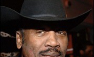 L'Américain Joe Frazier, 62 ans, ancien champion du monde de boxe des lourds, devait affronter jeudi à Memphis le maire de la ville, Willie Herenton, 66 ans, ancien amateur, dans un combat de bienfaisance dont la recette servira à financer un programme régional de désintoxication.