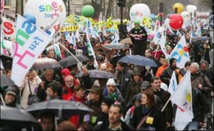 Les enseignants des collèges et lycées redescendent dans la rue mardi, à l'appel notamment du Snes-FSU, leur principal syndicat, bien décidés à rappeler aux candidats à la présidentielle leur poids électoral et leur audience dans l'opinion publique, un mois avant le 1er tour.