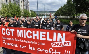 Des centaines de salariés de Michelin ont exprimé leur colère mercredi dans les rues de Clermont-Ferrand, face au nouveau plan de restructuration menaçant 730 emplois à l'usine de Joué-lès-Tours (Indre-et-Loire), au moment où se tenait un comité central d'entreprise extraordinaire.
