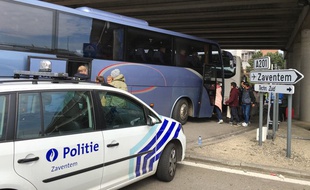 Des bus viennent chercher les passagers à l'aéroport de Bruxelles