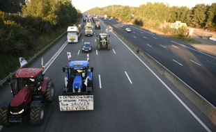 Des tracteurs convergent vers Paris le 3 septembre 2015 sur l'A10 à hauteur de Saint-Arnoult-en-Yvelines