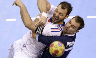 Jérôme Fernandez aux prises avec un défenseur argentin, le 16 janvier 2013 à Granollers.