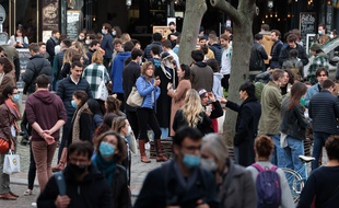Une foule vivante et masquée dans Paris.