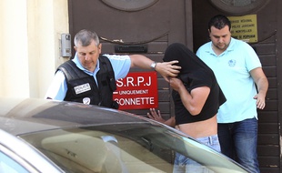 Les policiers escortent Jacques Rancon (C)au tribunal de Perpignan le 9 juin 2015.