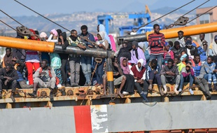 Des migrants africains débarquent dans le port de Carigliano, en Italie.
